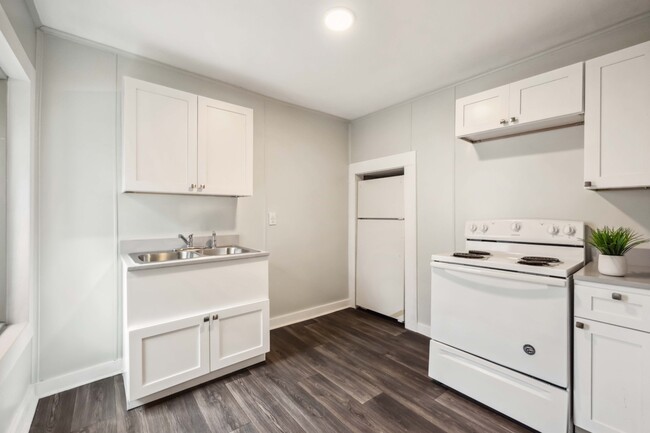 Building Photo - 3204 1/2 Lyons Ave - 3105 Dittman Ct