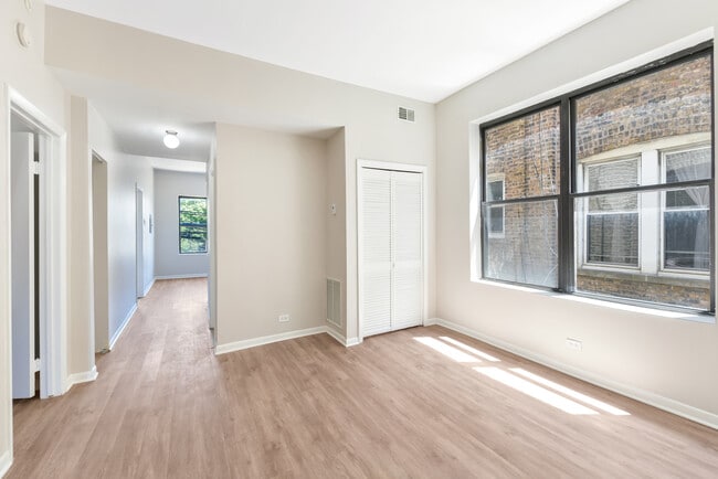 Foto del edificio - 2245 N Western Ave