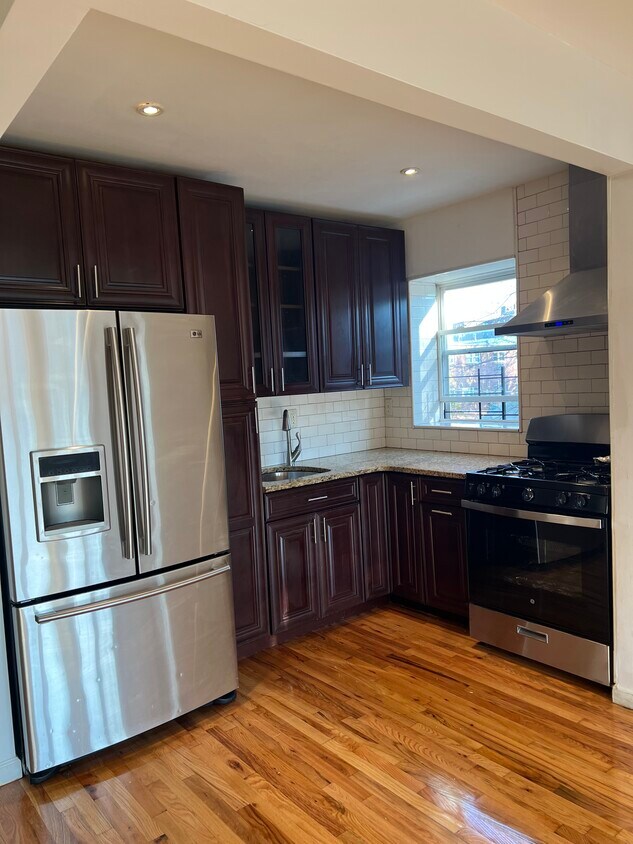 Renovated Brand new stove - 717 Jerome St