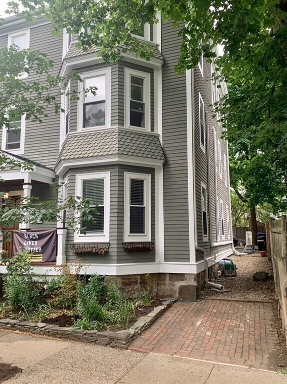 Building Photo - 128 Chestnut St