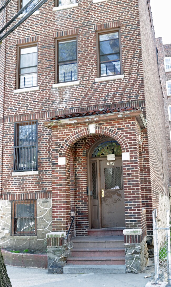 Building Photo - 746 S Oak Dr