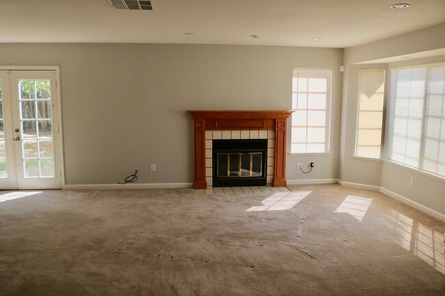Building Photo - Charming 4 Bed Home on Court
