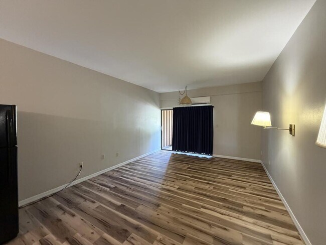 Foto del edificio - 2180 Country Club Dr