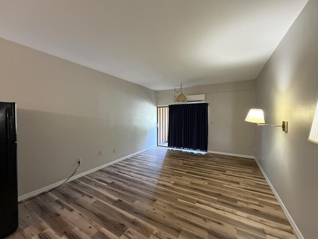 Building Photo - 2180 Country Club Dr
