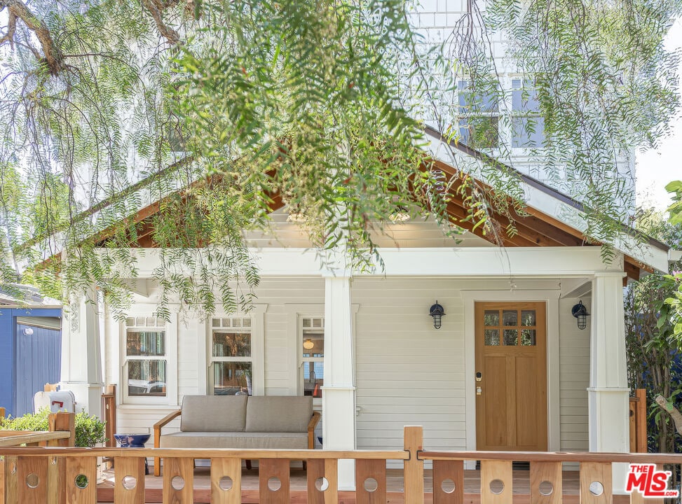 Primary Photo - 825 Superba Ave