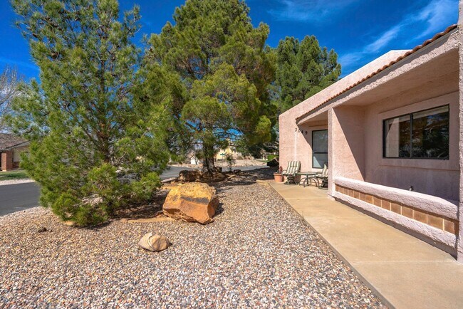 Foto del edificio - Spacious Stand Alone Home