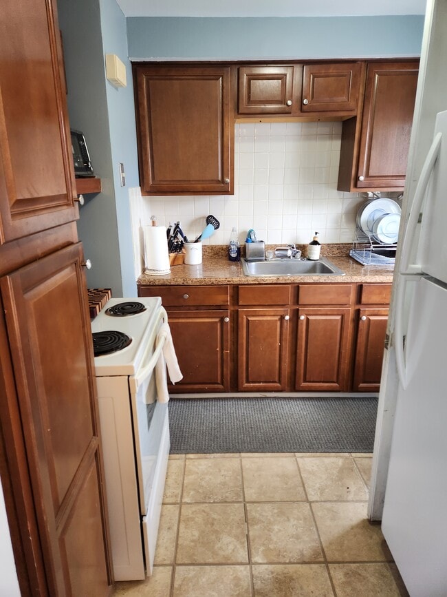 Kitchen - 72 Montfort Dr