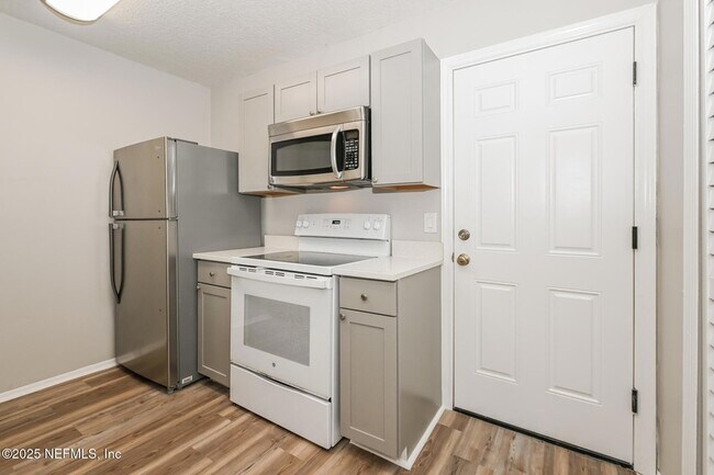 Foto del edificio - 2224 Marsh Point Rd