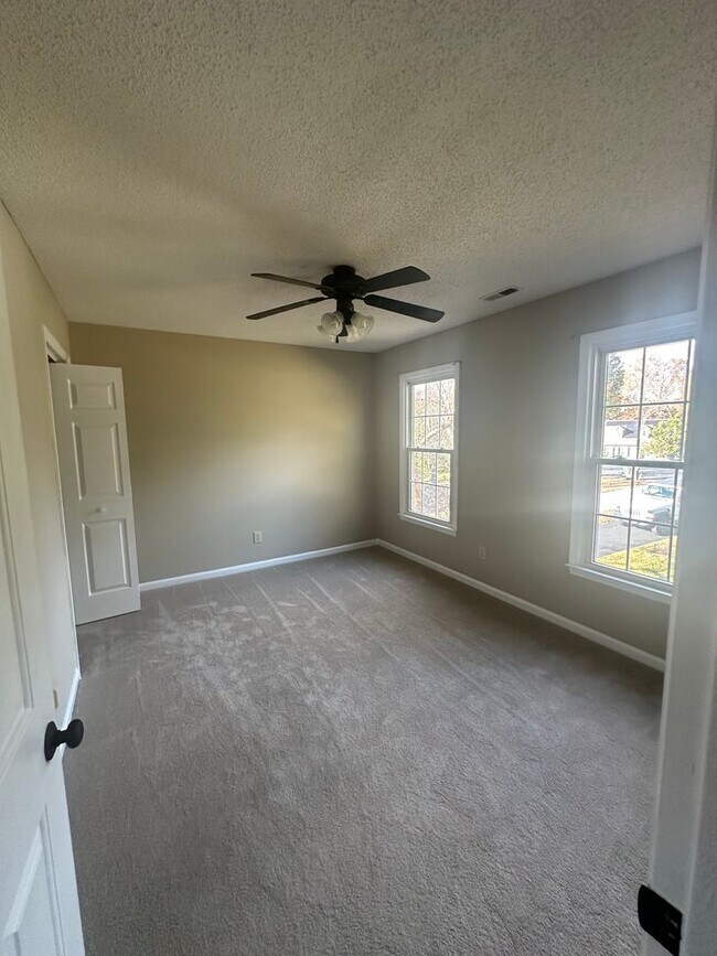 Foto del edificio - Gorgeous and very roomy 2-story home featu...