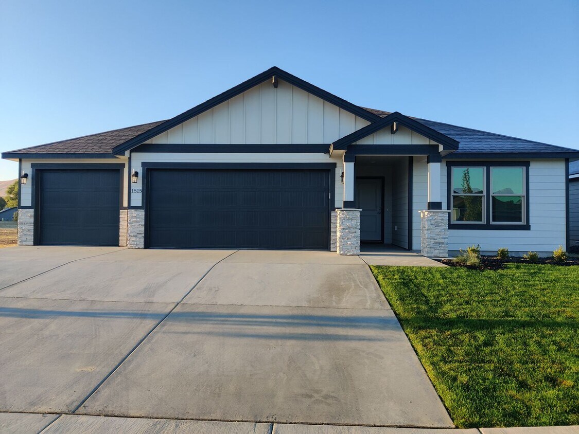 Foto principal - Newer Home for Rent in Benton City
