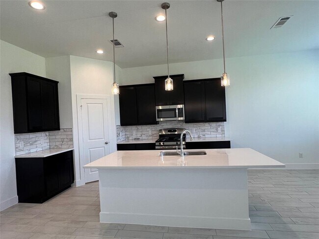 Building Photo - 4520 Bartagrass Dr