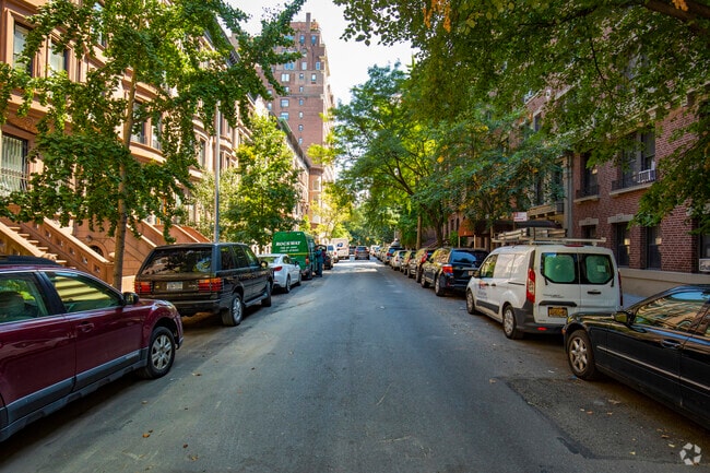 30 W 70th St New York, NY 10023 - 30 W 70th St