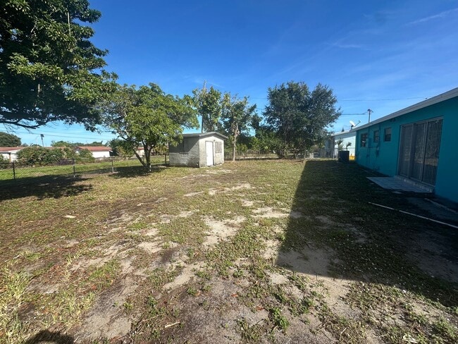 Foto del edificio - Nice 3/2 with big backyard