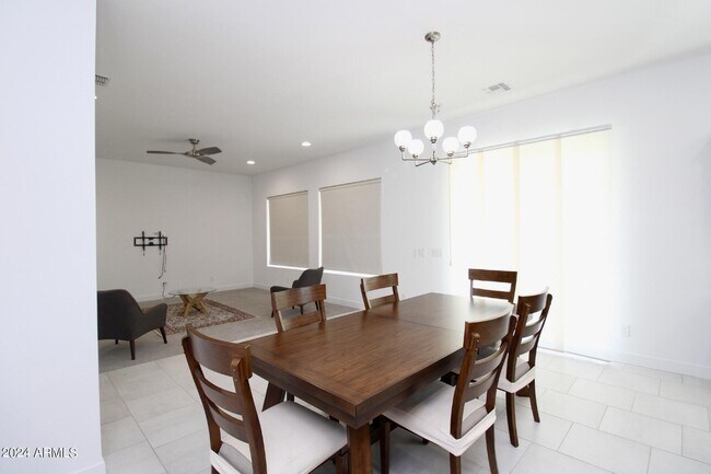 Building Photo - 3321 E Cashman Dr