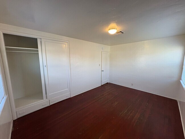 Foto del edificio - Cozy Home On Spacious Lot near Ballpark coming soon!