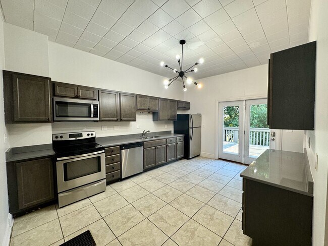 Building Photo - 4 bed/2 full bath Rental on Warner - Mins ...