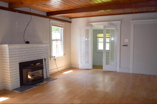 Living Area - 726 N Highland St
