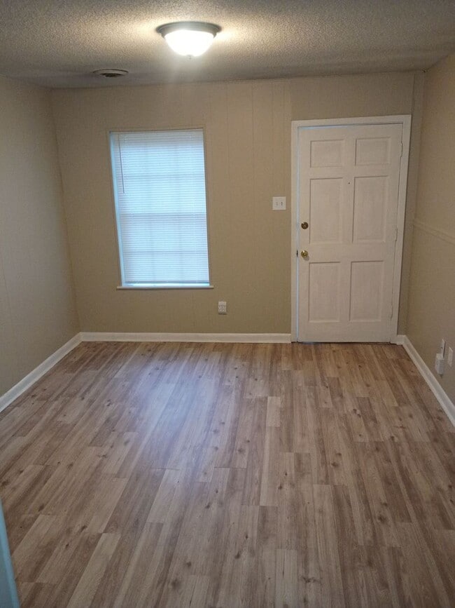 Foto del edificio - 4 Success Realty is now offering this 3 be...