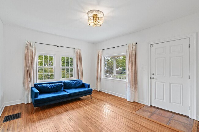 Foto del edificio - Adorable East Nashville Cottage w/ HUGE Fully-Fenced backyard!