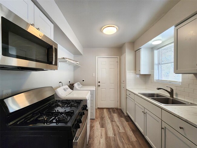 Foto del edificio - 8312 Lavender St