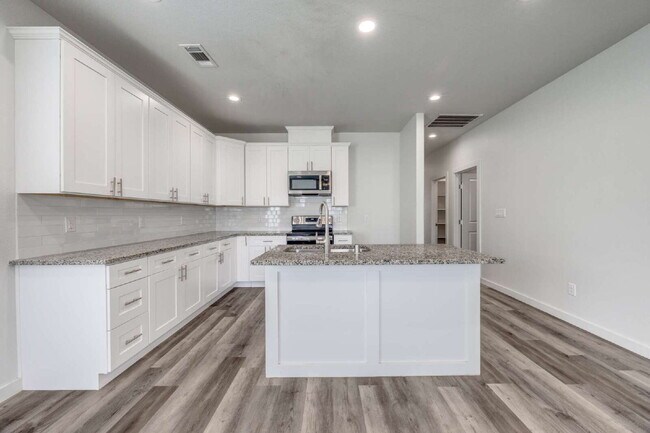 Foto del edificio - 3-Bed Home with Fenced Yard & Attached Garage in Sunny Side – Denison