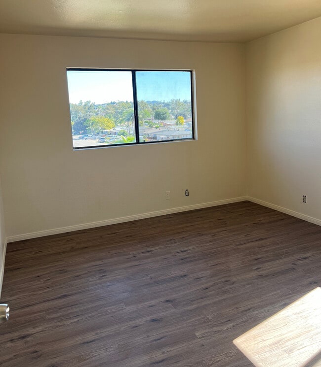 Building Photo - 724 W 6th Ave