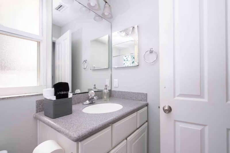 Photo - 111 NW 24th St (Gainesville, FL)