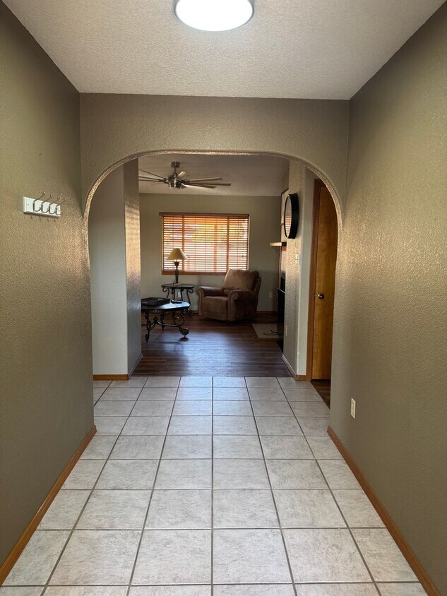 Primary Photo - 2201 Mesa Ln