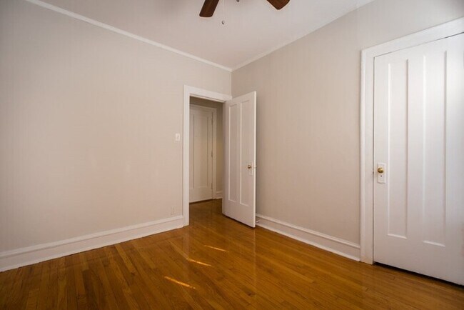 Foto del edificio - 2243 W Eastwood Ave