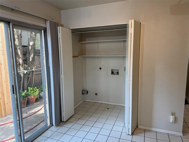 Foto del edificio - 7708 Brodie Ln