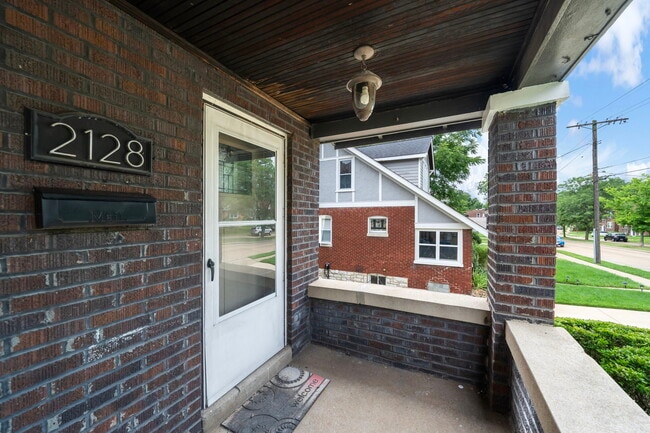 Building Photo - 2126 Yale Ave