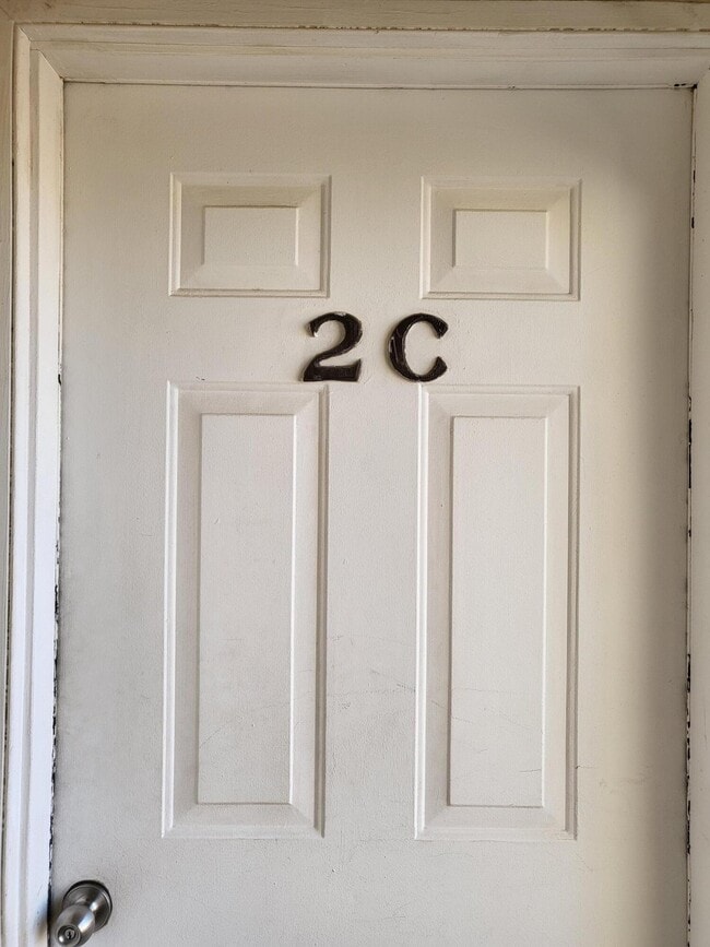 Building Photo - 801 Country Club Dr SE