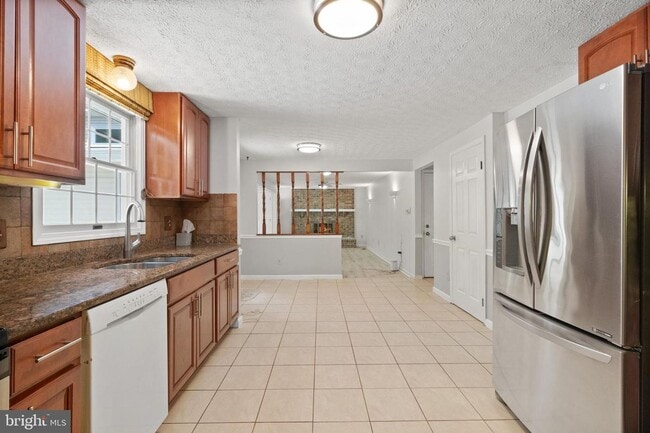Building Photo - Gorgeous 4-Bedroom Colonial in Sought-Afte...