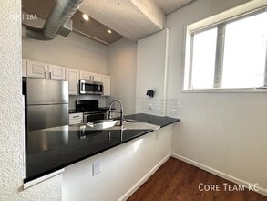 Building Photo - 320 W 7th St