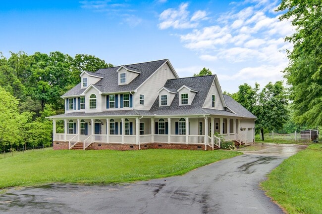 Building Photo - Charming 4 Bed, 3.5 Bath Modern Farmhouse on Expansive Land – Prime Location!