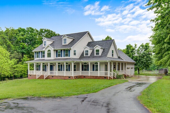 Foto del edificio - Charming 4 Bed, 3.5 Bath Modern Farmhouse on Expansive Land – Prime Location!