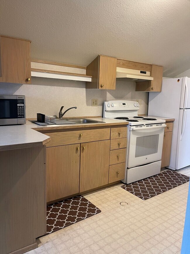 Building Photo - Above Garage Studio Apartment - $1400