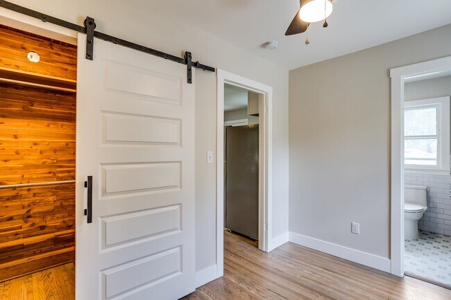 Building Photo - Lovely Above Garage Apartment in College Hill