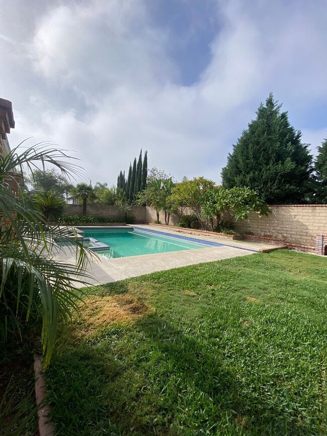 Building Photo - Pool Home in Ontario with Three Bedrooms