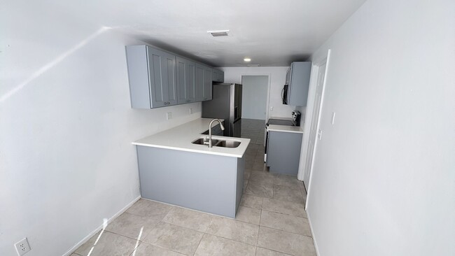 Foto del edificio - Newly renovated 3 bedroom, 2 bathroom, 2 c...