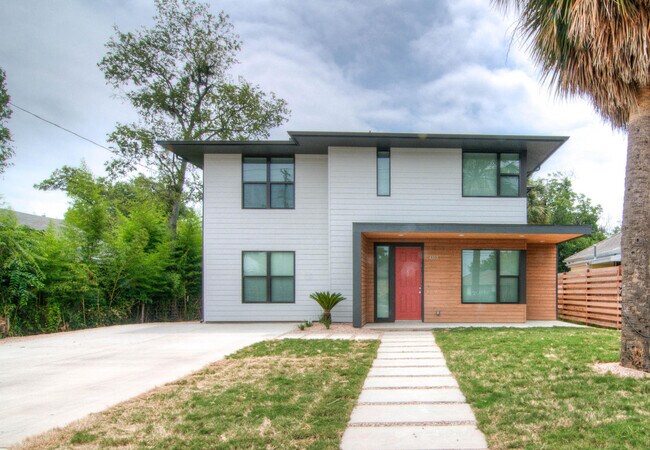 Building Photo - UT PRE-LEASE: North Campus house, 2014 con...