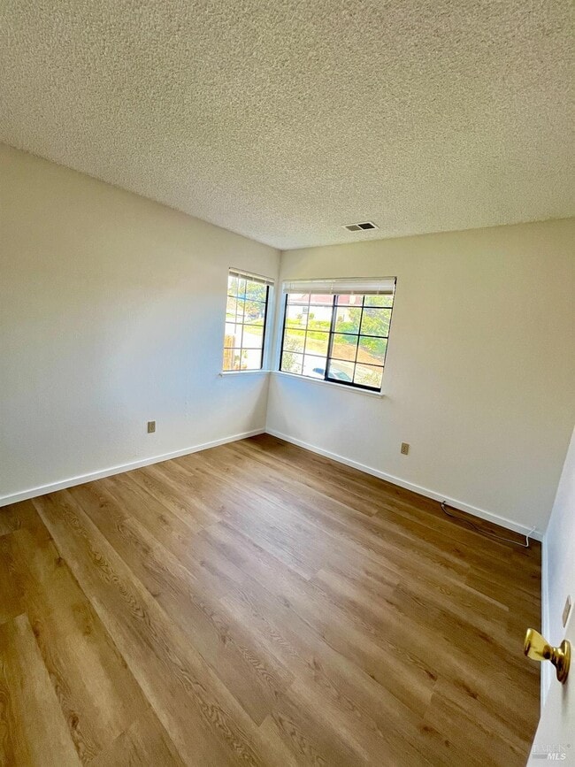 Building Photo - 111 Thresher Dr