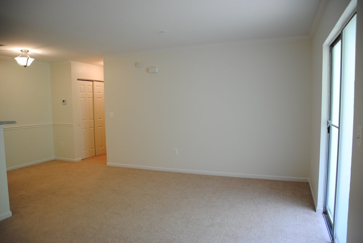 Foto principal - Upscale 2 BDRM, 2 BATH Condo in N. Stafford