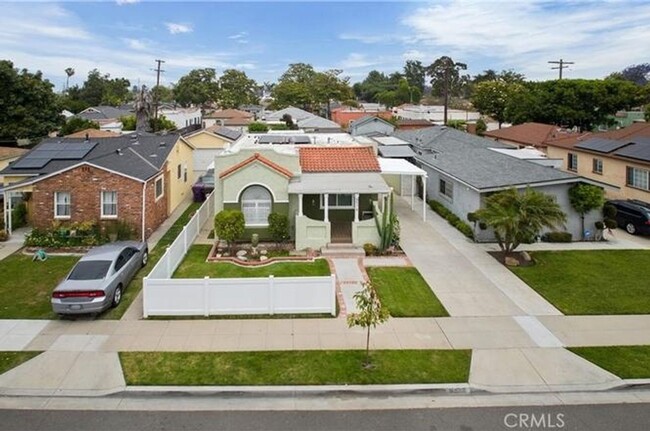 Building Photo - Charming And Adorable 2BR House