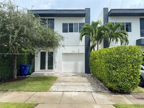 Building Photo - 2933 SW 27th Terrace