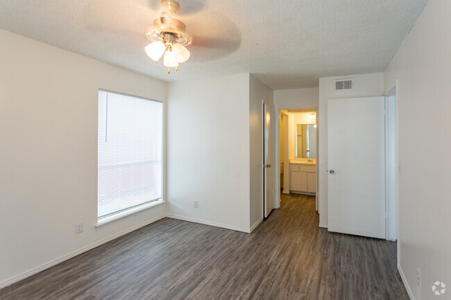 2BR, 2BA - 947 SF - Midwest Pointe Apartments