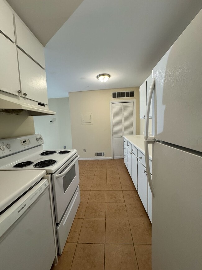 Building Photo - 160 S Lake Dr