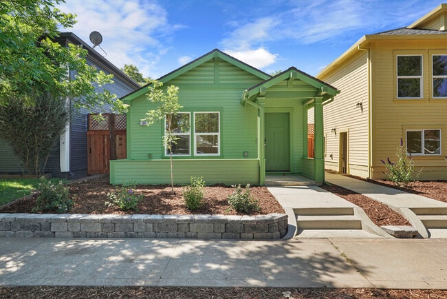 Beautiful 2 bedroom 1 Bathroom for rent in North Oak Park! Close to UC Davis and McGeorge Law - Beautiful 2 bedroom 1 Bathroom for rent in North Oak Park! Close to UC Davis and McGeorge Law House