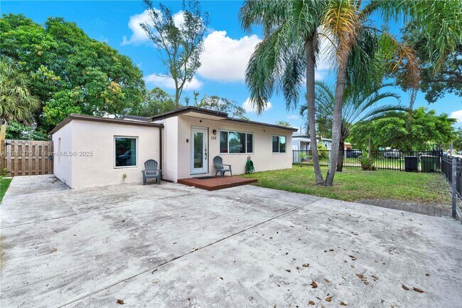 Foto del edificio - 135 NW 121st St
