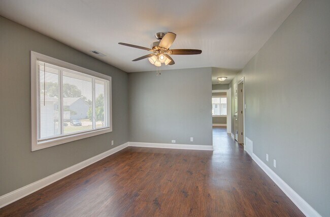 Foto del edificio - 2 bd 1 ba townhome Crest Hill totally redone!